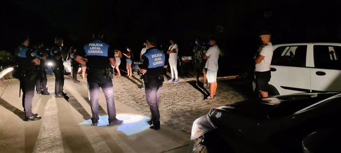 La Policía Local de Santa Cruz interviene ante un botellón en la carretera de Tahodio