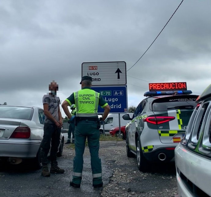 La Guardia Civil investigó a un vecino de Betanzos como presunto autor de tres delitos contra la seguridad vial.