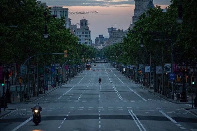 Archivo - Arxiu - Una persona camina pel Passeig de Grcia de Barcelona durant l'estat d'alarma