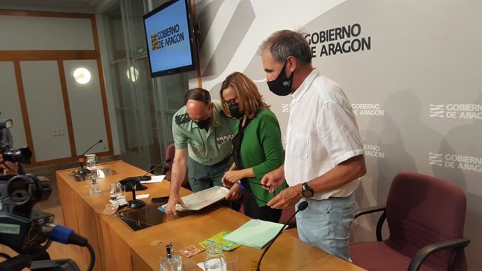 La consejera de Presidencia, Mayte Pérez, el general Javier Almiñana y el presidente de la FAM, Javier Franco, en la presentación de 'Montaña Segura'