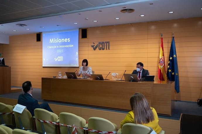 La ministra de Ciencia e Innovación, Diana Morant, junto al director del CDTI, Javier Ponce, en la presentación este lunes de la convocatoria de 2021 del Programa Misiones Ciencia e Innovación que gestiona el CDTI