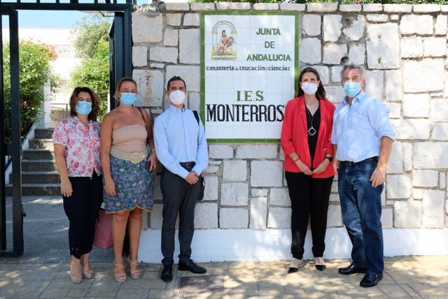 La delegada territorial de Educación y Deporte, Mercedes García Paine, ha visitado este lunes el IES Monterroso de Estepona (Málaga),