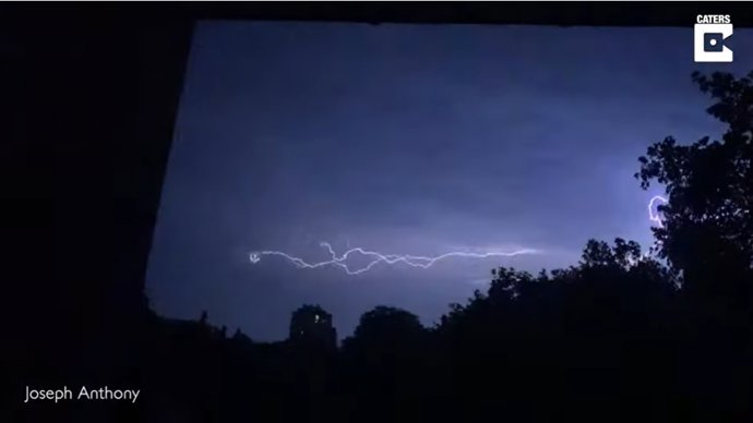 Una enorme tormenta eléctrica ilumina el cielo nocturno de Bournemouth, Reino Unido