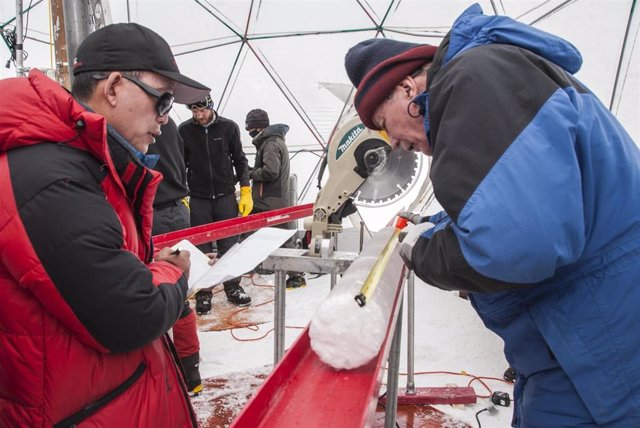 Yao Tandong, izquierda, y Lonnie Thompson, derecha, procesan un núcleo de hielo extraído del casquete glaciar Guliya en la meseta tibetana en 2015. El hielo contenía virus de casi 15.000 años de antigüedad, según un nuevo estudio.