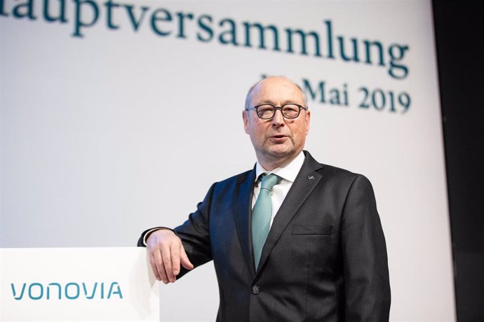 Archivo - 16 May 2019, North Rhine-Westphalia, Bochum: Rolf Buch, CEO of real estate company Vonovia SE, attends the Vonovia annual general meeting at the Ruhrcongress conference center. Photo: Marcel Kusch/dpa