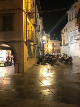 Archivo - Terraza de Jaca en la plaza de la Catedral por la noche.