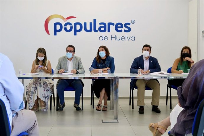 La secretaria general del PPA, Loles López, y el presidente del PP de Huelva, Manuel Andrés González, presiden la reunión del Comité Ejecutivo Provincial del PP de Huelva.