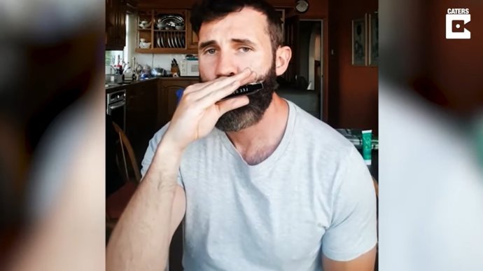 El irlandés Dan Murphy hace beatbox con una armónica y asombroso resultado