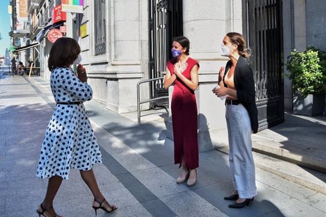 La ministra de Igualdad Irene Montero recibe a su homóloga francesa