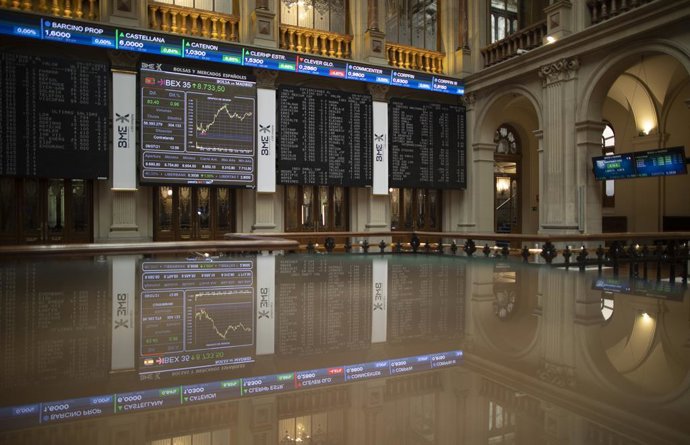 Valores del Ibex 35 en los paneles del Palacio de la Bolsa, a 9 de julio de 2021, en Madrid, (España).
