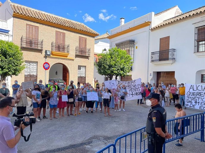 Protesta en Écija por el destino de las 91 viviendas de Sedesa