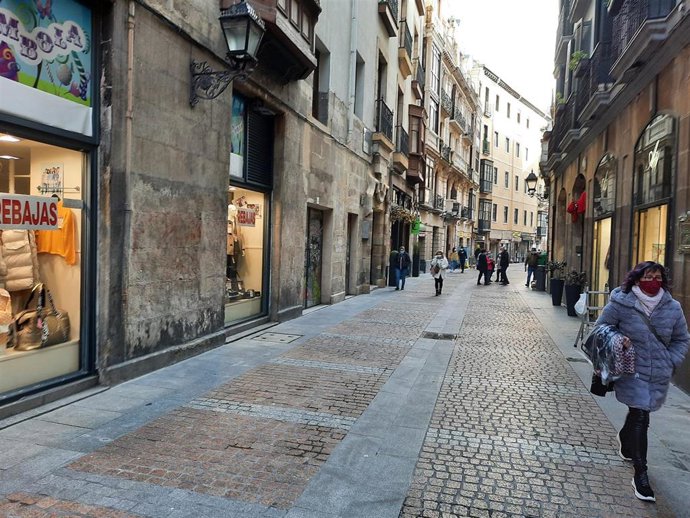 Archivo - Zona comercial en el Casco Viejo de Bilbao