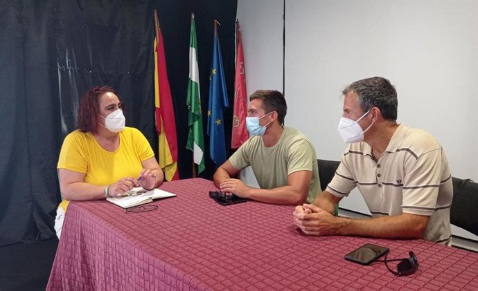 Angela Aguilera reunida con funcionarios