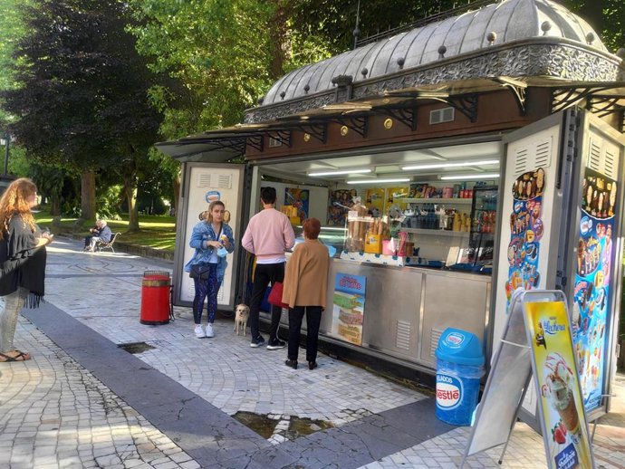 Archivo - Gente paseando por el Campo San Francisco de Oviedo.