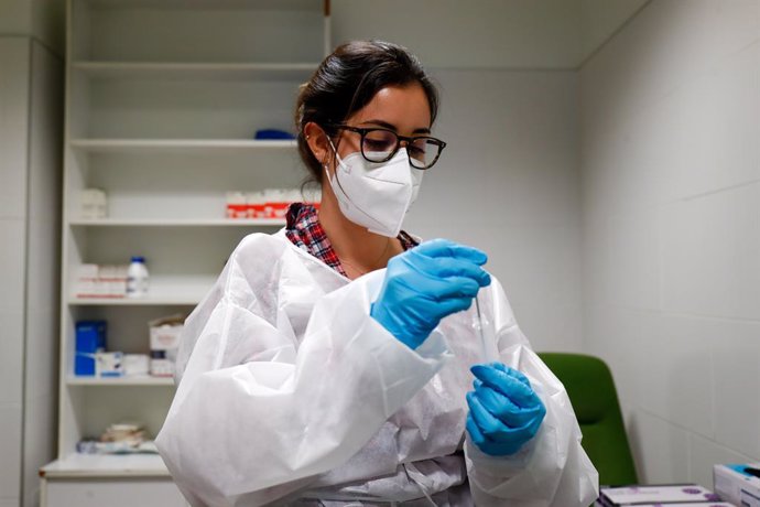 Archivo - Arxiu - Un treballadora sanitria sosté un test d'antígens