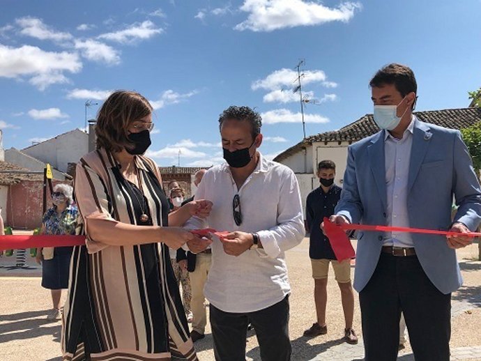 Armisén (i), Gómez e Ibáñez inauguran la plaza mayor de Arconada.