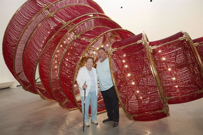 Ai Weiwei y Helga de Alvear frente a 'Descending Light' (2007)