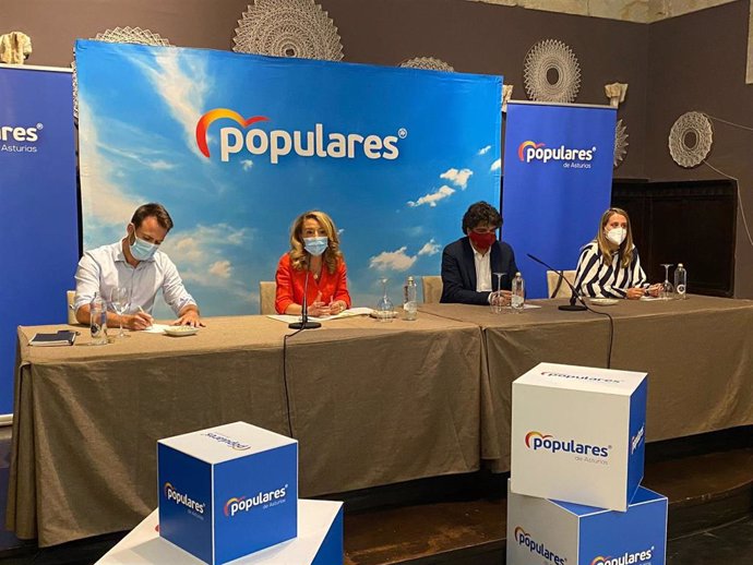 La presidenta del PP de Asturias, Teresa Mallada, junto al diputado en la Junta Álvaro Queipo y el diputado en el Congreso Mario Garcés.