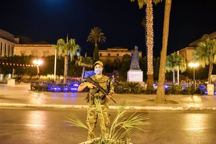 Un militar tunecino patrulla las calles del centro de la capital después de que el presidente, Kais Saied, anunciara la destitución del primer ministro, Hichem Mechichi, y la congelación del Parlamento.