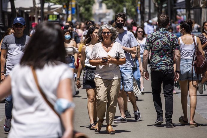 Archivo - Una mujer pasea sin mascarilla por el centro de Madrid, durante el primer día en el que no es obligado el uso de la mascarilla en exteriores desde el inicio de la pandemia, a 26 de junio de 2021, en Madrid (España). El 30 de marzo de 2020 el B