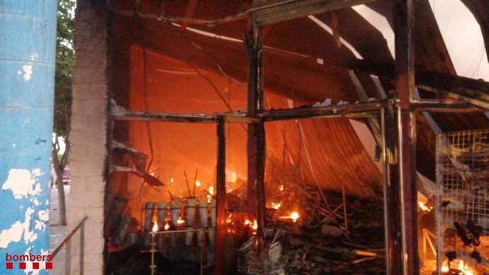 Incendio en el almacén de una pastelería en Montblanc (Tarragona) el 27 de julio de 2021.