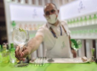 Archivo - Un camarero muestra una copa en un stand durante el día de apertura de Madrid Fusión 2021 en Feria de Madrid IFEMA, a 31 de mayo de 2021, en Madrid (España). 