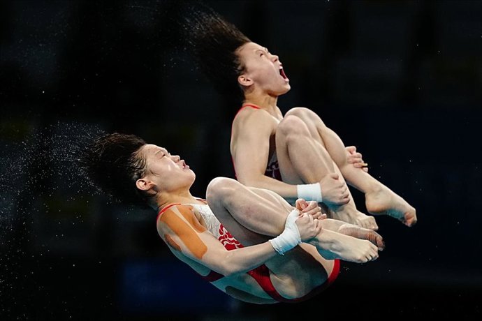 Yuxi Chen y Jiaqi Zhang durante uno de sus saltos en la  final de la plataforma 10 m sincronizado de los Juegos Olímpicos de Tokio