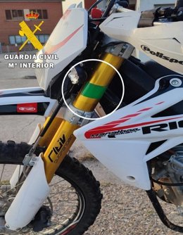 Pegatina de la ITV correspondiente a otro vehículo en la motocicleta.