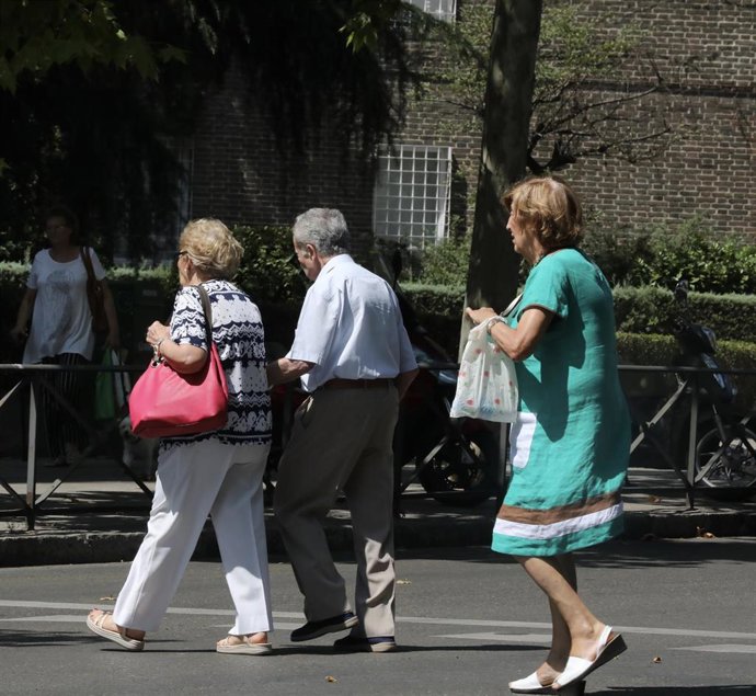 Archivo - Un grupo de ancianos, cruzan un paso de peatones en una calle de Madrid.