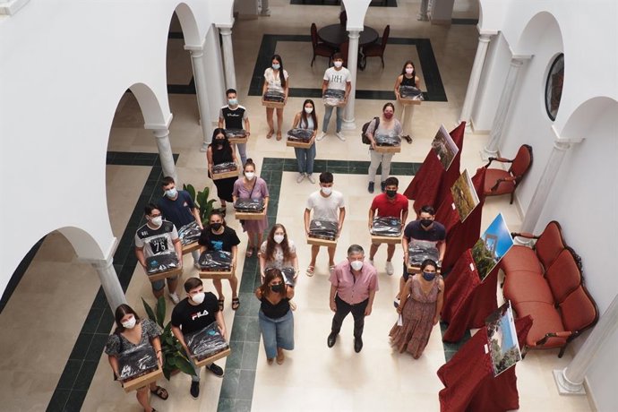 Donación de material tecnológico del Ayuntamiento de Palos a jóvenes palermos.