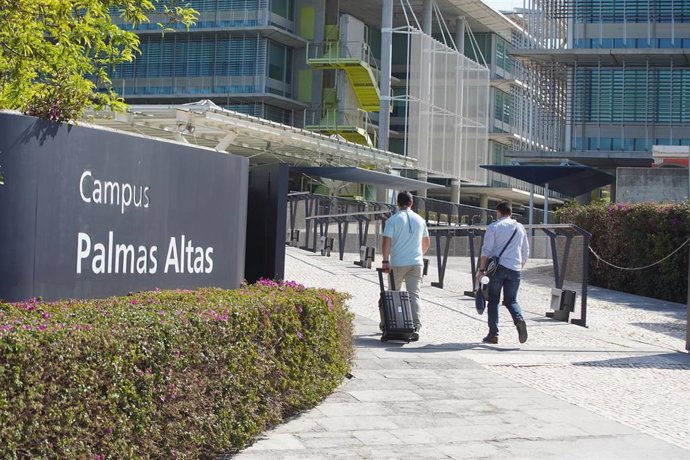 Archivo - Dos agentes de la Guardia Civil durante el registro de la sede de Abengoa en Sevilla por delitos societarios y contra el mercado y consumidores. En Sevilla (Andalucía, España), a 13 de abril de 2021.