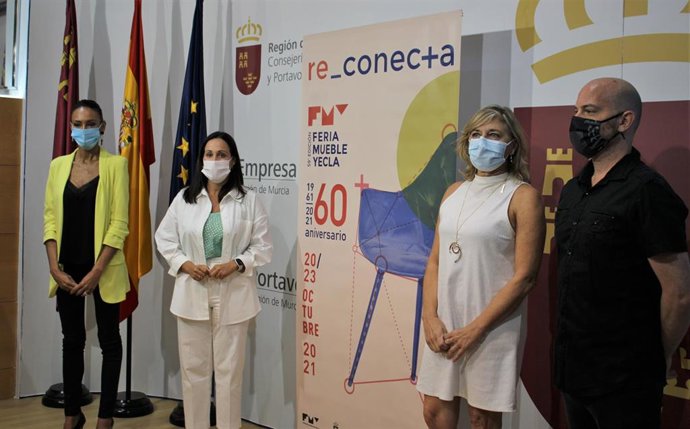 La consejera de Empresa, Empleo, Universidades y Portavocía, Valle Miguélez, ha presentado hoy, junto con la alcaldesa de Yecla, Remedios Lajara, y la directora de la Feria del Mueble de Yecla, Patricia Cuadrillero, el cartel anunciador del evento, obra