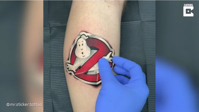 Conoce a Luke Cormier, Mr. Sticker Tattoo, el artista creador de los tatuajes pegatina más virales de Internet
