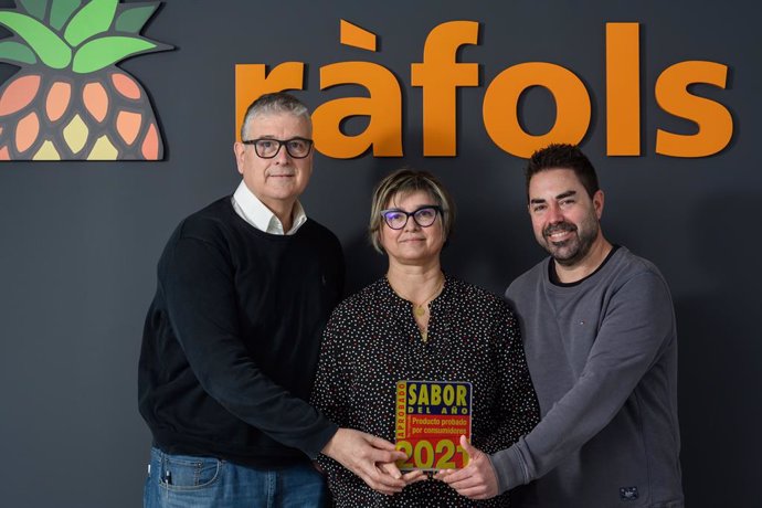 La directora general de Fruits Rfols, Enriqueta Monfort, el gerent, Eduard Rfols, i el director d'operacions, Carlos Jiménez, amb el Premi Sabor de l'Any