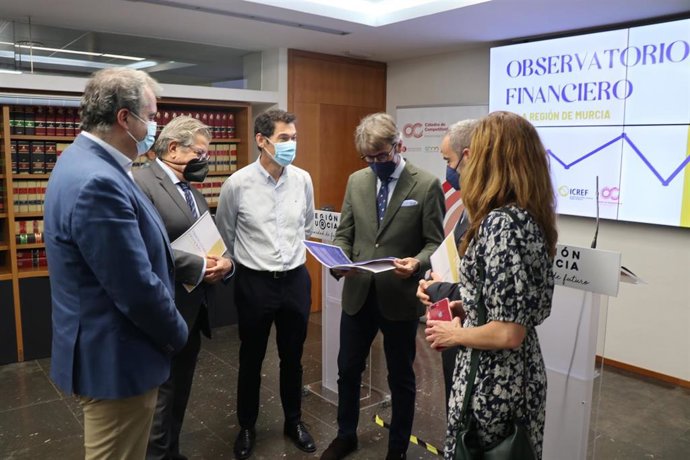 El consejero de Economía, Hacienda y Administración Digital, Luis Alberto Marín, participa en la presentación del primer informe del Observatorio Financiero de la Región de Murcia.