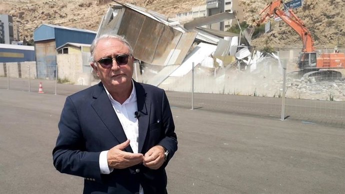 Caicedo, de la APA, visita la demolición de las casetas de pescadores