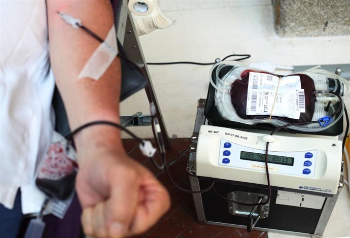 Archivo - Una persona acude a donar sangre.