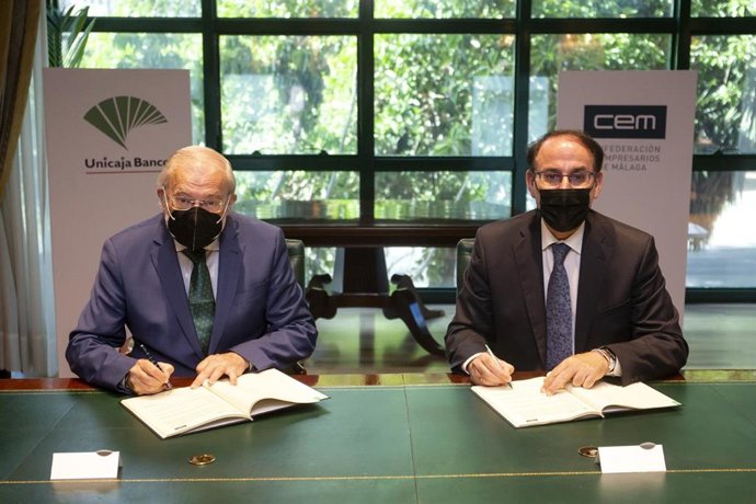 El presidente de Unicaja Banco, Manuel Azuaga, y por el presidente de CEM, Javier González de Lara, firman un acuerdo