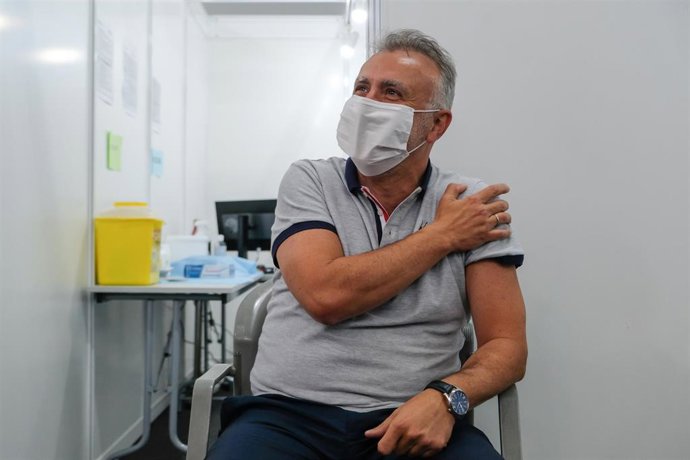 Archivo - El presidente de Canarias, Angel Victor Torres, cuando recibió la vacuna contra la Covid-19
