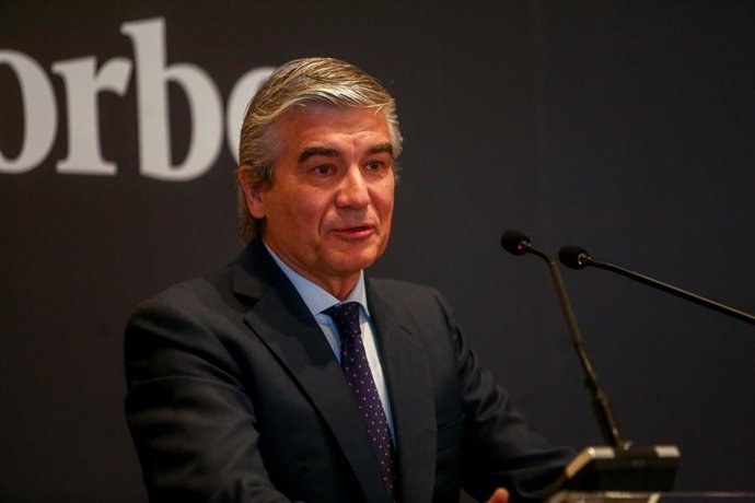 El presidente y CEO de Naturgy, Francisco Reynés, recibe el galardón Best CEO 2020 en su VIII edición de Forbes España y lo hace de la mano del presidente de la CEOE, Antonio Garamendi, en el Hotel Mandarín Oriental, a 8 de julio de 2021, en Madrid (E