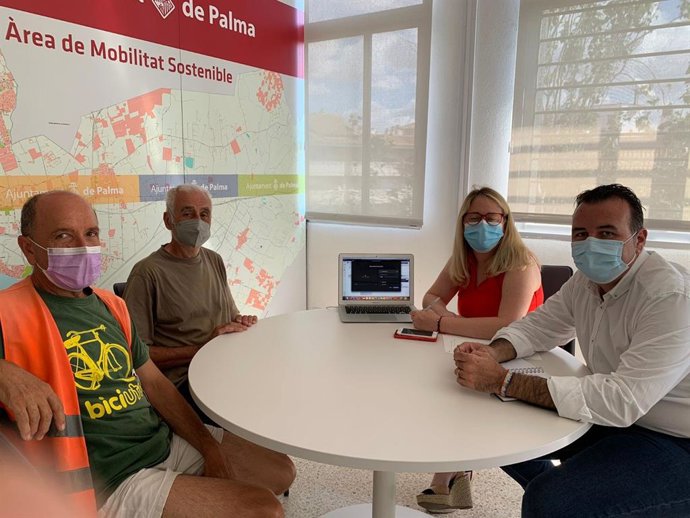 El teniente de alcalde de Movilidad Sostenible, Francesc Dalmau, reunido con una de las entidades para explicar las actuaciones de Palma Camina