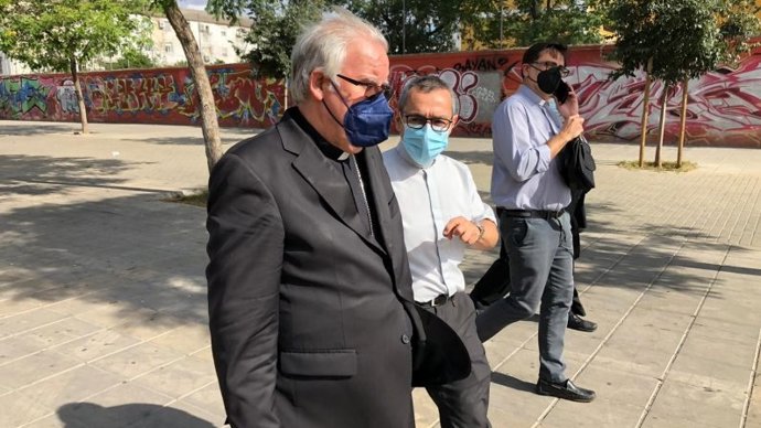 Monseñor Saiz, en una reciente visita a las parroquias de Los Pajaritos.