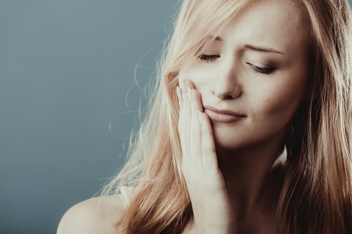 Archivo - Toothache. Woman suffering from tooth pain  Dolor de muelas. Mujer que sufre de dolor de dientes