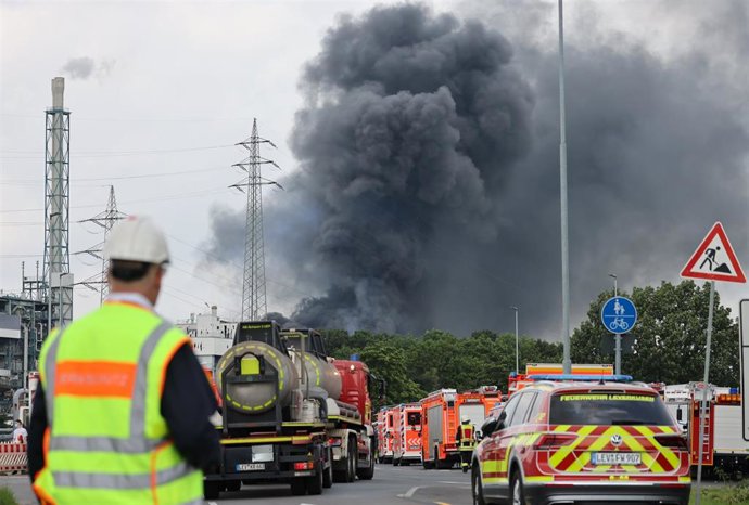 27 July 2021, North Rhine-Westphalia, Leverkusen: Clouds of smoke billow after an explosion at a chemicals plant that led to an "extreme danger" warning being issued and residents of the city on the Rhine being urged to close windows and doors. Photo: O