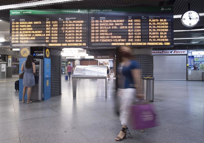 Pasajeros en el panel de salidas de la estación de AVE de Atocha