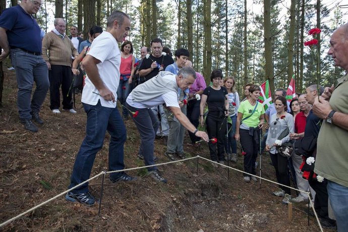 Archivo - El Lehendakari, Iñigo Urkullu, en la exhumación de una fosa de víctimas del franquismo