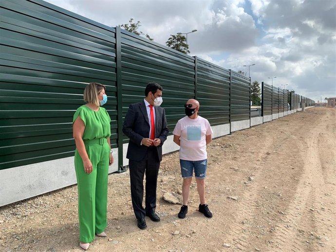 Díez de Revenga, junto a la alcaldesa de Cartagena, Noelia Arroyo, y el presidente de la junta vecinal de la Asociación de Vecinos Nueva Cartagena, Antonio Molina, durante la visita a la obra de instalación de las pantallas acústicas