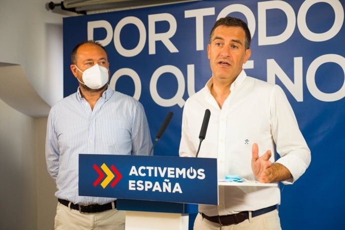 Miguel Ángel Castellón, junto a Ramón Herrera, en rueda de prensa