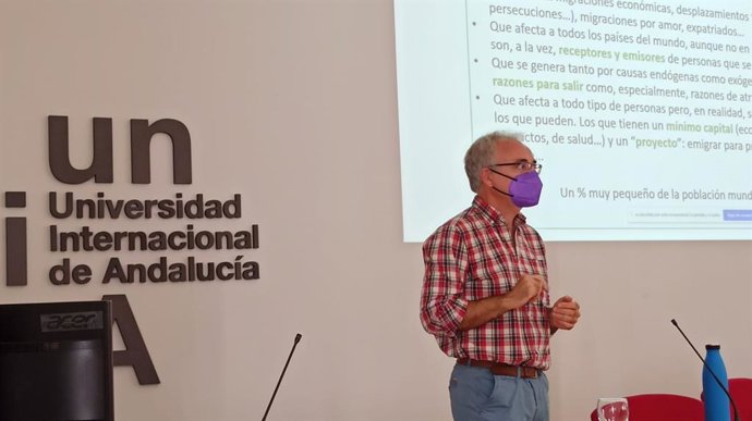El ponente cuenta con tres sexenios de investigación en materia de migraciones y diversidad cultural. 
