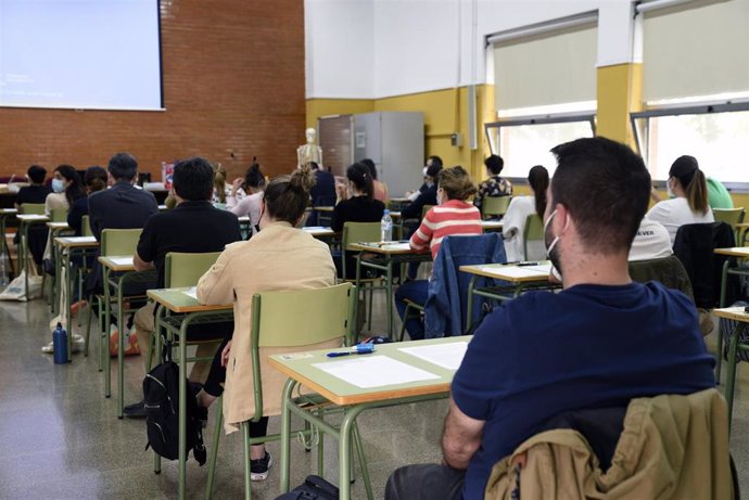 Archivo - Imagen de archivo de un examen de oposiciones docentes en la Comunitat Valenciana.  